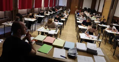 После ожидаемых экзаменов в этот понедельник начнутся письменные экзамены на степень бакалавра 2026 года для более чем 530 000 студентов выпускных курсов общего и технологического профиля.